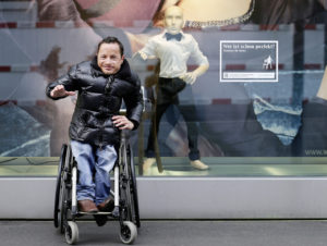 Der Schauspieler Erwin Aljukic und sein Abbild in einem Zürcher Schaufenster (Foto: Moch Figuren)
