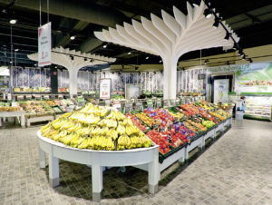 Obst- und Gemüseabteilung im Marktkauf Stuhr in Bremen mit Designboden in Steinoptik (Foto: Linde Ladenbau)