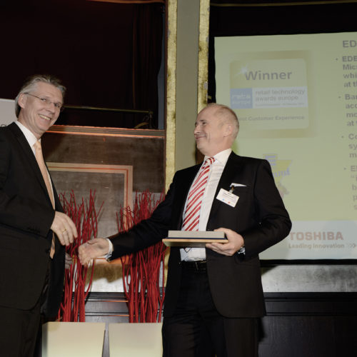 Peter Fensky (IBM, rechts) ehrt Gerd Grümmer (Grümmer Lebensmittelmärkte GmbH) mit dem „Best Customer Experience“-Award.