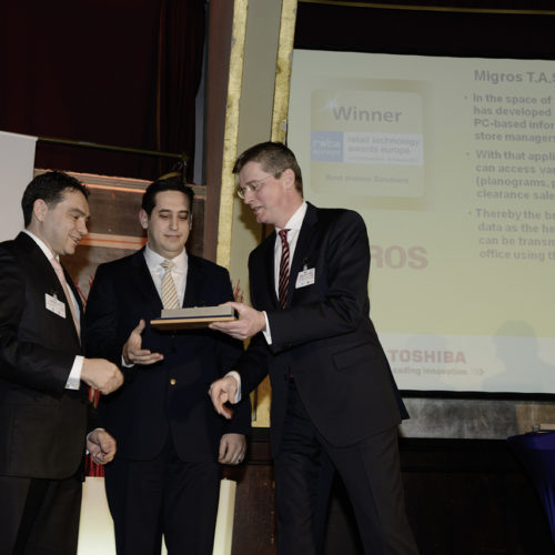 Jörg Hölterhoff (Toshiba, rechts) überreicht Ali Kadioglu (Migros T.A.S.) und Bülent Dal (Obase) den „Best In-Store Solutions“-Award.