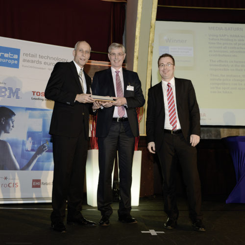Björn Weber (Planet Retail, rechts) gratuliert Jürgen Herrlinger und Dominik Mandel (beide Media Saturn) zum „Best Enterprise Solution“-Award.