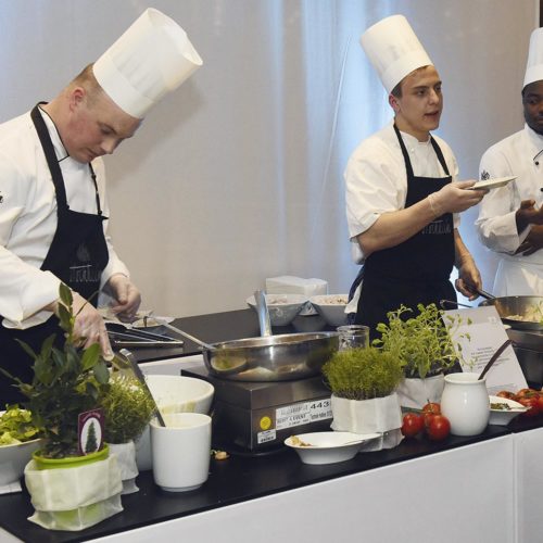 Live-Cooking-Stationen verwöhnen mit kleinen Köstlichkeiten.