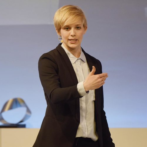 Dr. Steffi Burkhart fordert den Dialog auf Augenhöhe mit der „Generation Y“.