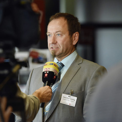 Hans-Peter Schöllig von Neukauf Markt stellt sich den Fragen eines TV-Journalisten. (Foto: Hauser / EHI)