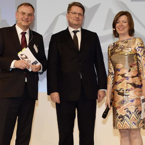 Dr. Heiko Janssen (GS1 Germany) und Marlene Lohmann (EHI) mit Mark Sievers (KPMG)