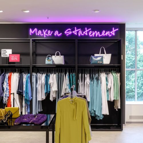 „Make a statement!“: Pinkfarbene Neonröhren mit motivierenden Sprüchen finden sich auf allen Etagen (Foto: Saks Off 5th)