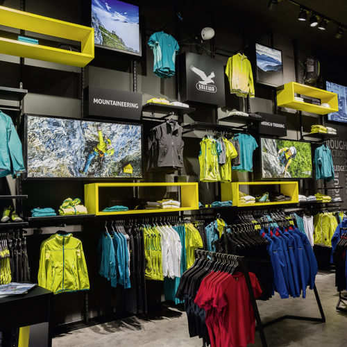 Manuell und visuell gut erreichbar, Oberflächen und Farben aufs Produkt abgestimmt – der Salewa Flagshipstore in München (Foto: Plajer & Franz Studio)