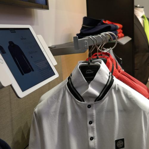 Via Tablet-PC können Kunden Artikel, die nicht in der gewünschten Größe im Store verfügbar sind, online bestellen.(Foto: Cisco Deutschland)