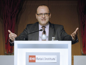 Moderator Andreas Kaapke heißt die Teilnehmer der EHI-Technologietage 2013 in Köln willkommen.