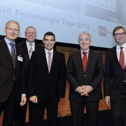 Entspannte Gesichter nach der Podiumsdiskussion: Karsten Schütt (Deichmann), Olaf Schrage (Douglas), Roman Melcher (dm), Michael Müller-Wünsch (Lekkerland) und Jens Siebenhaar (Rewe).