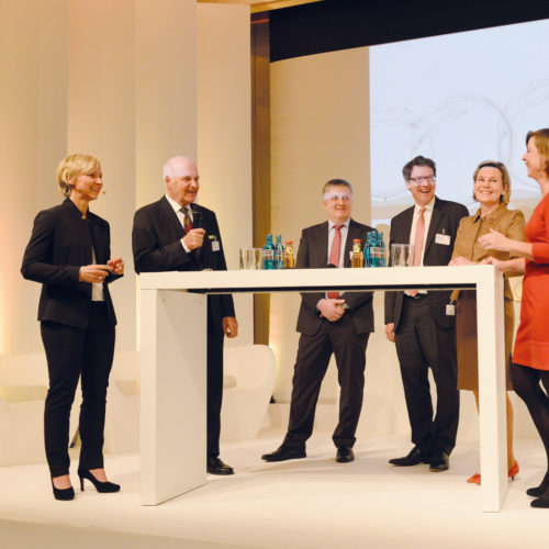 Die Talkrunde: Kristina Wegner (GS1 Germany), Prof. Götz W. Werner (EHI Stiftung), Prof. Dr. Arnd Huchzermeier (WHU - Otto Beisheim School of Management), Stephan Füsti-Molnár (Henkel), Graciela Bruch (EHI Stiftung), Marlene Lohmann (EHI Stiftung)