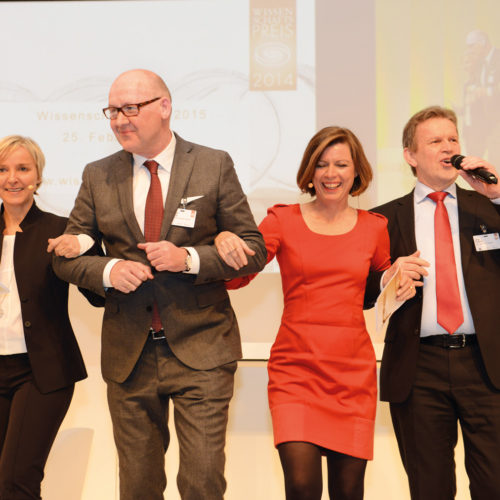 Mit guter Laune auf der Bühne: Kristina Wegner (GS1 Germany), Michael Gerling (EHI Stiftung), Marlene Lohmann (EHI Stiftung), Jörg Pretzel (GS1 Germany)