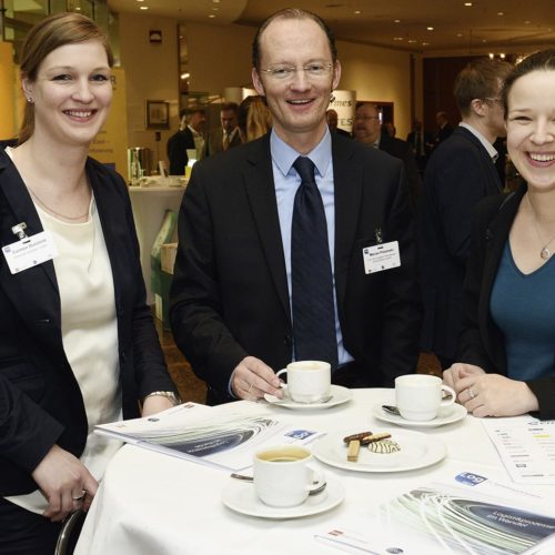 Carmen Bielefeld und Henrike Beddig (beide Container Centralen) nehmen Marian Polomski (Euro Pool System) in ihre Mitte.