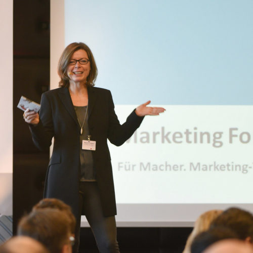 Marlene Lohmann (EHI) begrüßt die Gäste