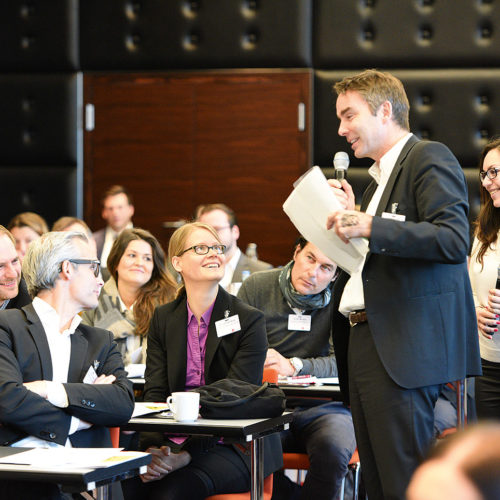 Moderator Frank Puscher holt Fragen aus dem Publikum ab