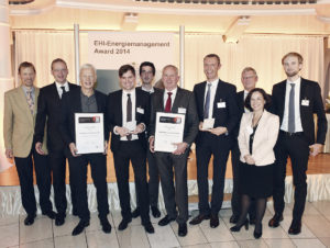 Dr. Jürgen Bohnenkamp vom Ernsting’s Family und Dieter Stackmann vom Modehaus Stackmann präsentieren als Preisträger des EHI Energiemanagement Awards 2014 ihre Urkunden. (Foto: Hauser/EHI)