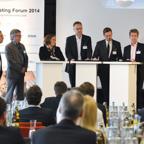 Die Teilnehmer der Podiumsdiskussion (v.l.n.r.): Marco Atzberger (EHI), Dr. Robert Kecskes (GfK), Sabine Rittmeyer (Poco Domäne), Dr. Michael Müller (dm), Norbert Richter (Galeria Kaufhof), Olaf Gens (Rewe Group), Marlene Lohmann (EHI)