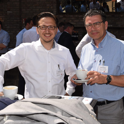 Händler und Dienstleister im Gespräch: Mustafa Yazici (Aldi) und Ralf Schienke (Fujitsu Technology) (Foto: EHI/Hauser)