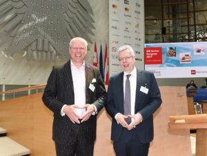 Olaf Schrage (Deichmann) und Horst Rüter (EHI) führten die rund 700 Teilnehmer durch das Kongressprogramm (Foto: EHI/Hauser)