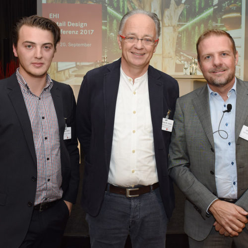 Benedikt Sütterlin (HIT Warenhaus GmbH & Co. KG) und Michael Junker (Einzelhandelsberatung und Ladenbauarchitektur) diskutierten mit Ulrich Spaan (EHI) über die Zukunft des Supermarkts, u.a. über digitale Technologien und den Onlinehandel. (Foto: EHI/Hauser)