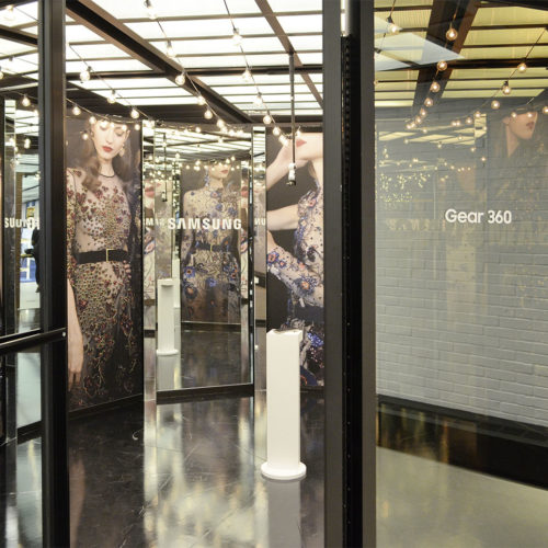 Im Samsung-Flagshipstore im angesagten New Yorker Meatpacking District gibt es eine Selfie-Station, die über eine 360-Grad-Kamera verfügt und das Foto direkt an die E-Mail-Adresse der Kundin sendet.