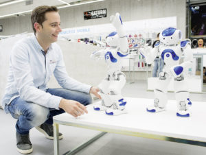 Tanzende Roboter lassen die Besucher schmunzeln. (Foto: Saturn)