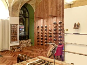 Der Shoepassion-Store in Hamburg hat richtig Ambiente und Charme mit Holzpaletten als Mittelraummöbel, rohen Holzbrettern als Wandregalen sowie Zimmermannsnägeln in der Wand als Schuhträger. (Foto: Shoepassion)