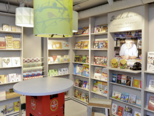 Die etwas andere Buchhandlung Siebter Himmel in Köln schickt den Besucher auf eine Entdeckungsreise durch ihre verschachtelten Räume und baut überall ein Nonbook-Sortiment ein. (Foto: Büro für Inneneinrichtung Beate Wild)