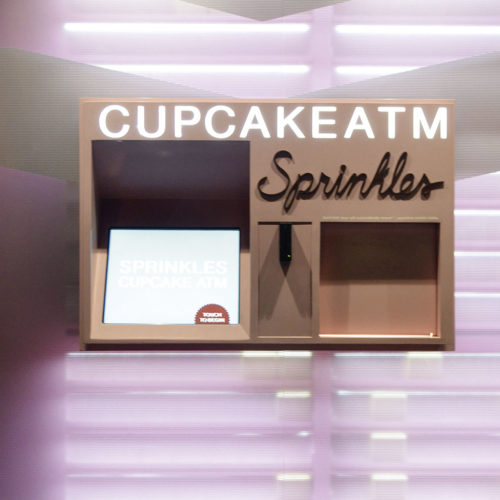 Sprinkles bietet seinen Kunden mit dem „Cupcake ATM“ die Möglichkeit, rund um die Uhr den kleinen Hunger auf kleine Kuchen zu stillen.