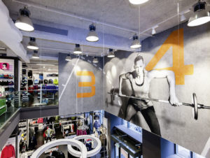 Sportartikel für Frauen bilden den Schwerpunkt.