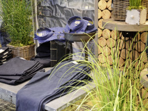 Herrenhosen-Stammabteilung im Modehaus Hagemeyer: Schöne Inszenierungs-Details werten auf und lockern auf. (Foto: Hagemeyer)