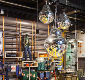 Abrissbirnen als Discokugeln beim Arbeitskleidungsspezialisten Engelbert Strauss in Bergkirchen