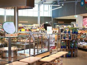 Das Konzept - bestehend aus Supermarkt und Restaurant - wird durch eine Online-Anbindung zu Globus Drive und eine Abholstation abgerundet. (Foto: TCPOS)