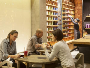 Starbucks entwickelte das neue Konzept Teavana Fine Teas + Tea Bar auf der New Yorker Upper East Side. (Foto: Starbucks)