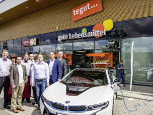 Ein ganz besonderes Elektroauto kam zum Tanken in den Tegut-Markt in Marburg-Cappel. (Foto: Tegut)