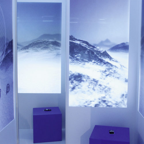 Die Umkleidekabine „zaubert“ die passende Stimmung zum per RFID erkannten Kleidungsstück. (Foto: Adidas)