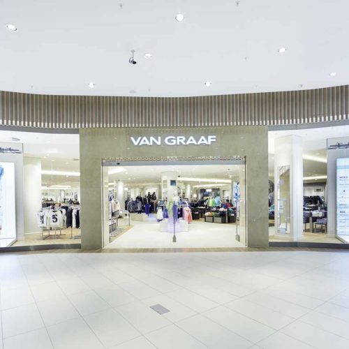 Shop-Eingänge in Malls, hier Van Graaf im polnischen Gdynia, erfordern eine andere lichttechnische Herangehensweise als in Straßenlagen. (Foto: Ansorg)