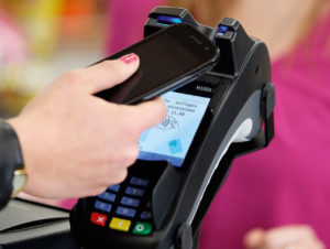 Kontaktloses Mobile Payment mit dem Smartphone im Lebensmittelhandel (Foto: Verifone)