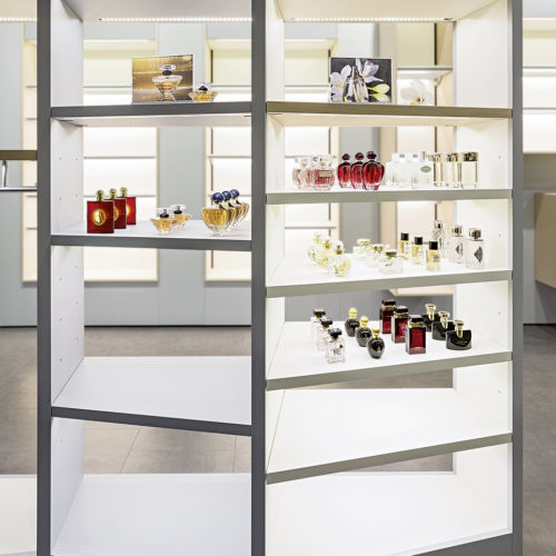 Auch Mittelraummöbel ohne Rückwände lassen sich elektrifizieren und beleuchten. (Foto: Vitra)