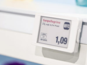 Eines der vielen Anwendungsszenarien für Wlan im Store ist die Steuerung von Electronic Shelf Labels. (Foto: Lancom)