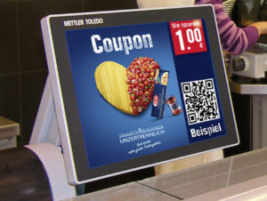 QR-Code scannen – Couponing via Waage. Die Botschaften müssen über alle Touchpoints hinweg aufeinander abgestimmt sein. (Foto: Acardo)