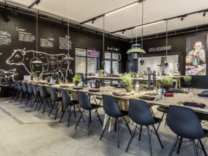Einladend: die Grillakadamie verfügt auch über einen Outdoor-Bereich. (Foto: Bohnacker Store Solutions GmbH)