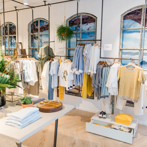 Die Fensterattrappen mit den dahinterliegenden, saisonal wechselnden Gute-Laune-Motiven sind fester Bestandteil der Concept Stores des Labels. (Foto: Yaya)