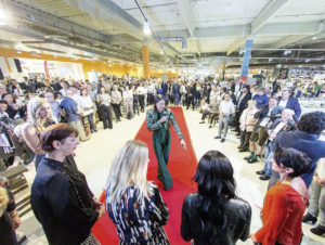 Catwalk-Training mit Jorge González in der Vorkassenzone (Foto: Zurheide Feine Kost/Ruhr Medien)