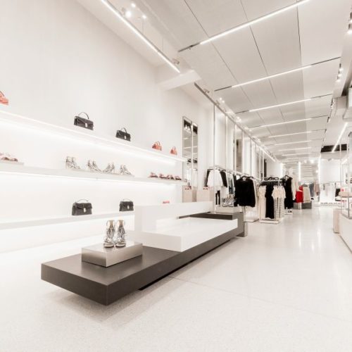 Weiß und Hellgrau charakterisieren das Storedesign von Zara. (Foto: Zara)