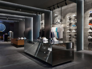 Adidas + Concepts, Boston: In diesen Store ganz in Schwarz können die Kunden „eintauchen“. (Foto: Sid Lee Architecture)