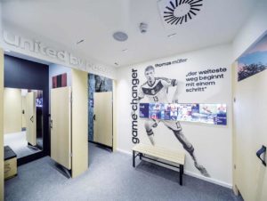 Im neuen Store-Format „HomeCourt“ von Adidas heißt die Umkleidekabine „Team Room“. (Foto: Adidas)