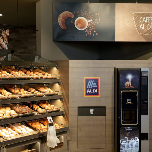 Ein Kaffeeautomat lädt zum Verweilen ein.