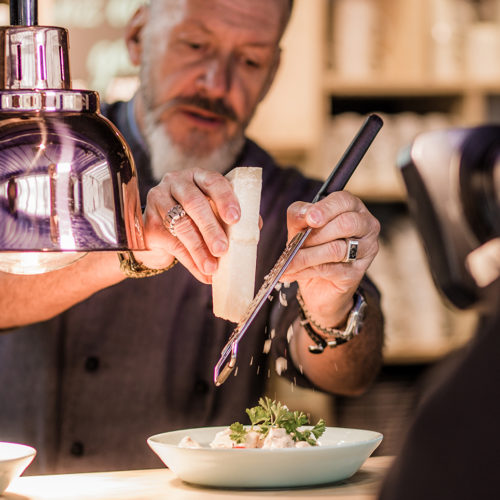 TV- und Streetfood-Koch Robert Marx ist für die Kreation der Menüs zuständig. (Foto: Aldi Süd)