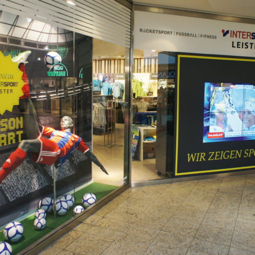 Dynamische analoge Inszenierung trifft auf dynamisches Bewegtbild bei Intersport Leister (Intersport)